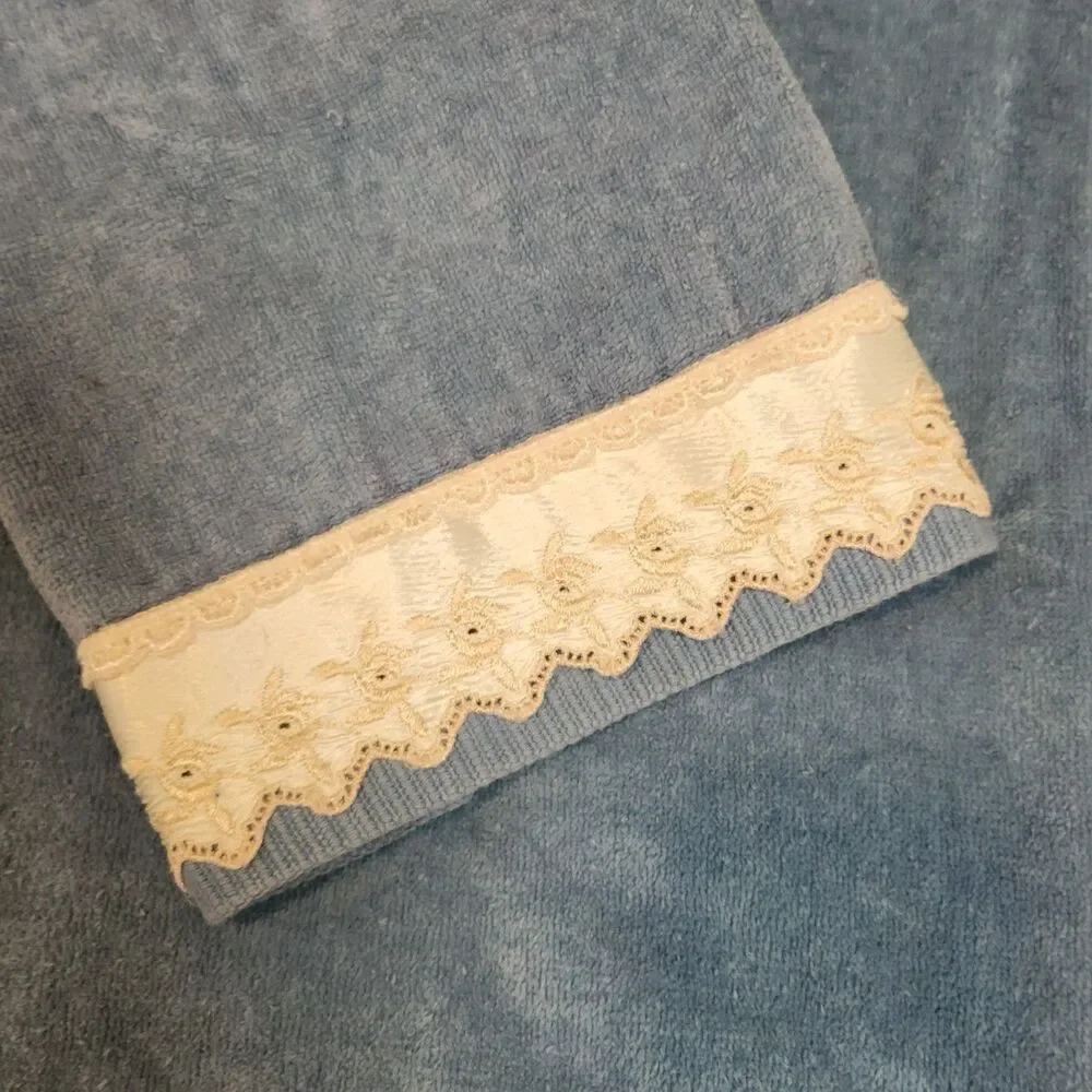 Vtg Saturday Knight Ltd Blue Embroidered Satin Trim Floral Bath & Hand Towel USA